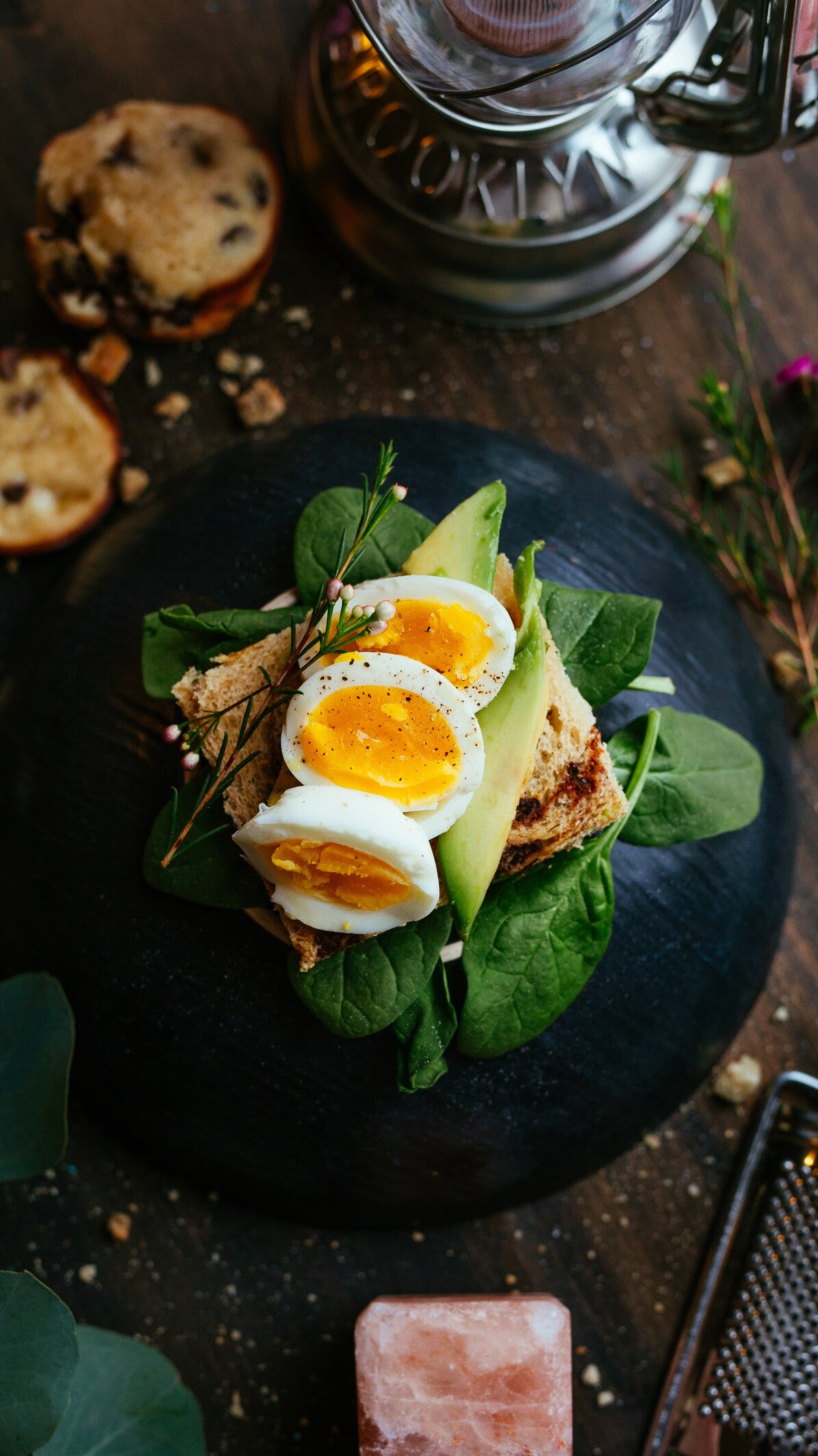 assiette végétale et saine composée avec oeufs avocat épinards herbes pain