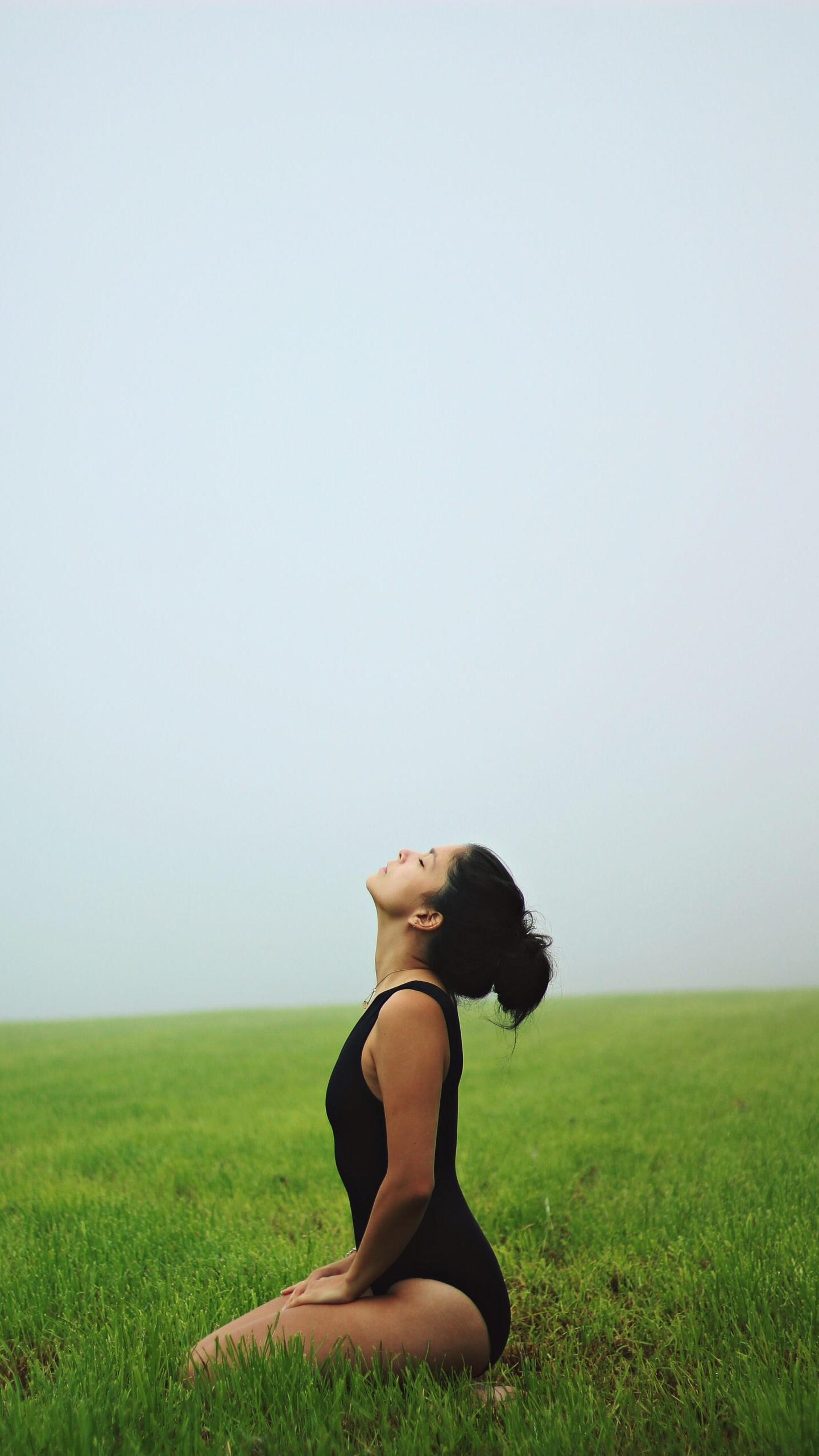 une femme fait une séance de yoga en pleine nature