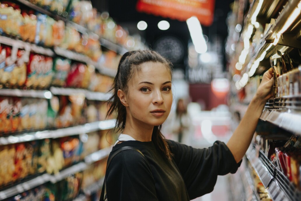 une jeune femme fait ses courses