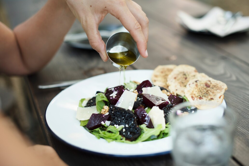 huile d'olive versée sur une salade