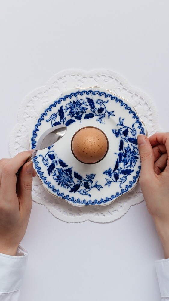 oeuf dans assiette minimaliste