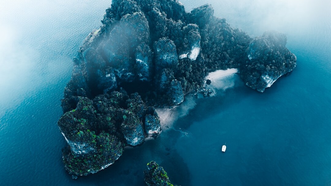 île dans la brume au milieu de l'océan