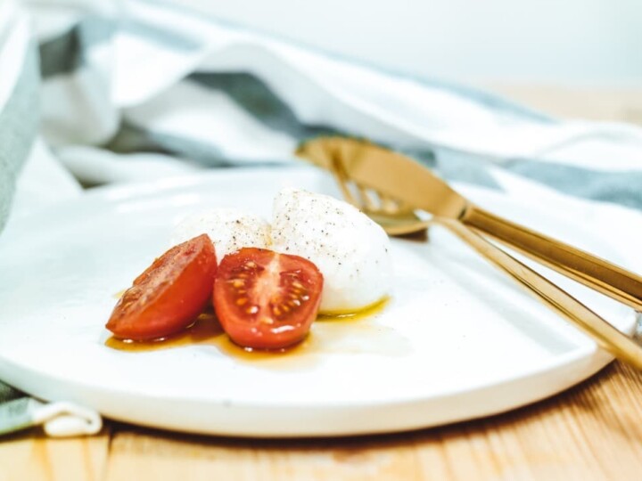 assiette de tomate mozzarella huile d'olive
