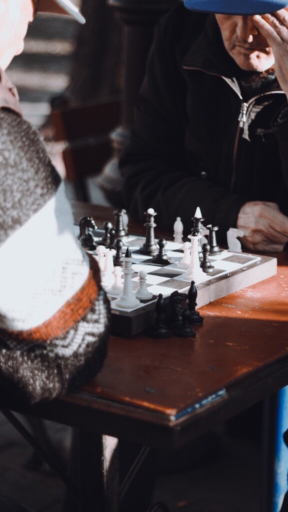 deux hommes jouent aux échecs