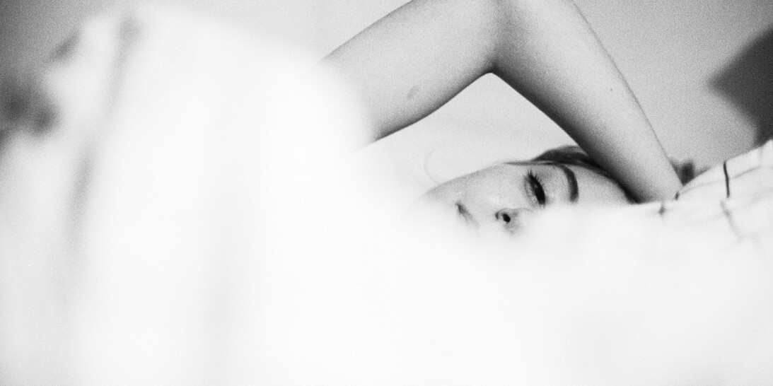 femme dans un lit faisant la sieste